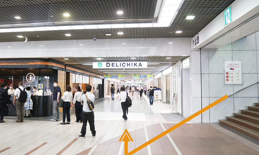 access04 エスカレーターを降りて、すぐに右折