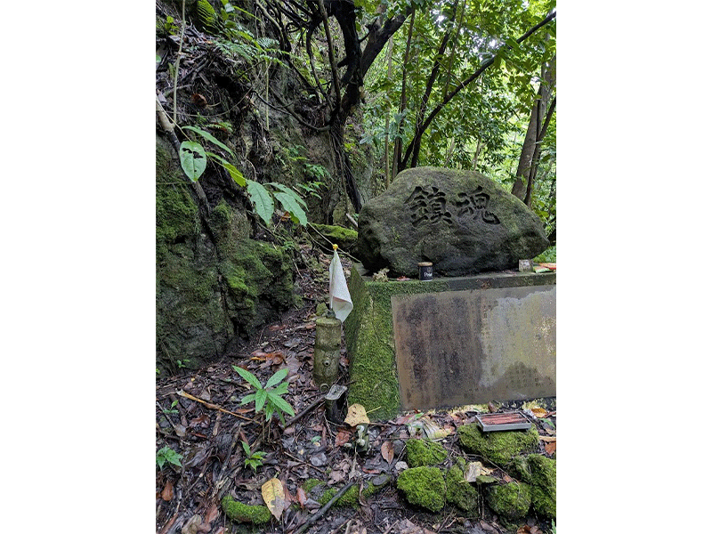 ガイドの平野さんの心の込もった説明を聞きながら鎮魂碑でお焼香させて頂きました。